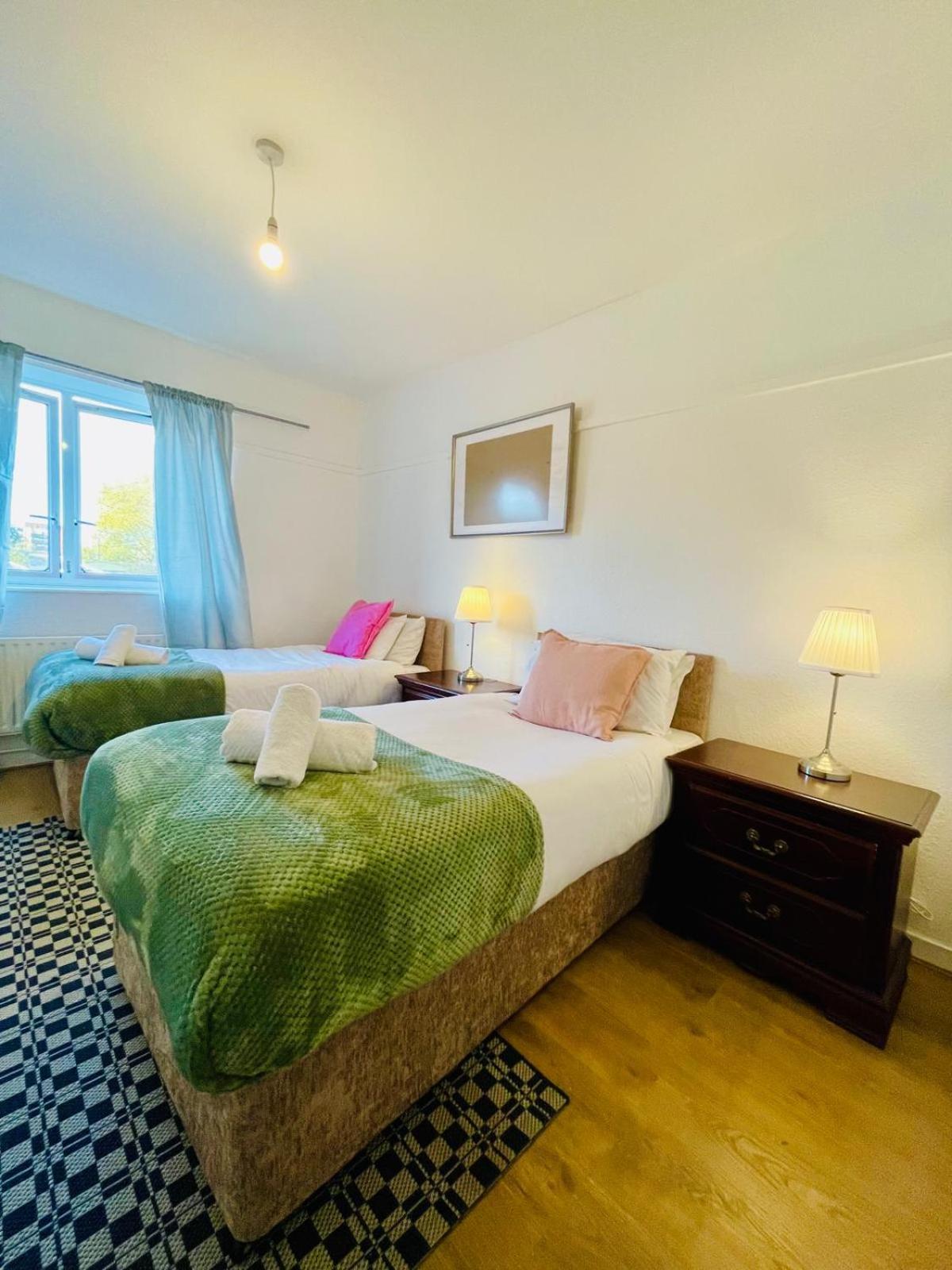 2bd Canarywharf Mile End Private Balcony Free Parking Апартаменты